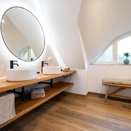 Reetsnacker - Mit Kamin, Sauna Und Whirpool Fuer 8 Personen Pepelow