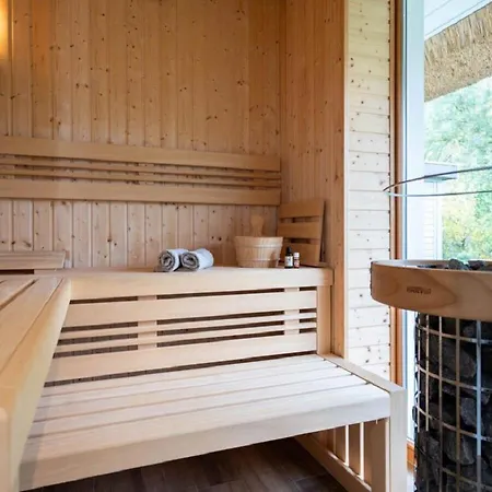 Reetsnacker - Mit Kamin, Sauna Und Whirpool Fuer 8 Personen بيت للعطل *