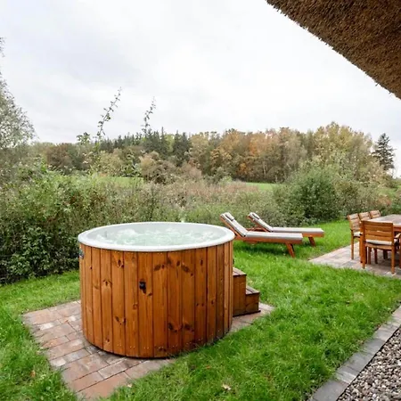 Reetsnacker - Ferienhaus Mit Kamin, Sauna Und Optionalem Whirpool Fuer 8 Personen * Pepelow